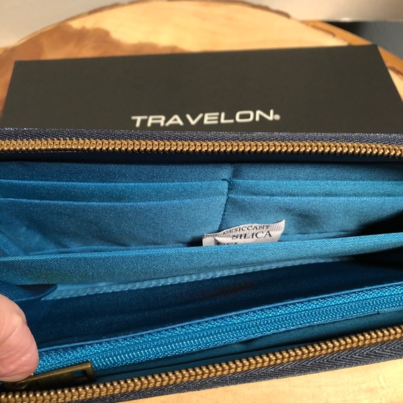 NWT Navy Floral TRAVELON RIFD Protected Wristlet - Picture 7 of 8